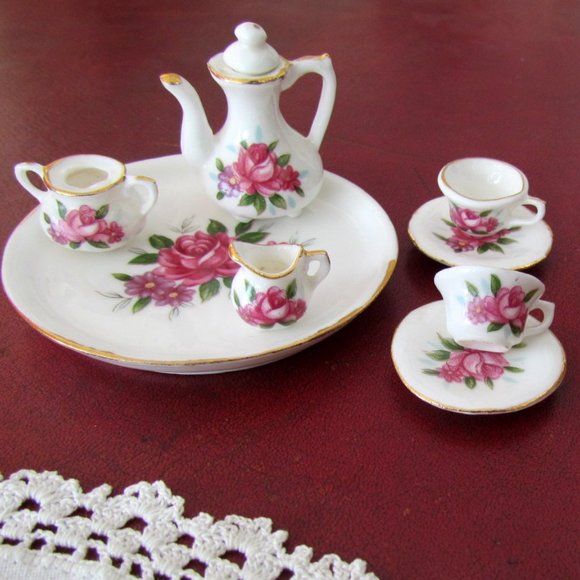 MINI TEA SET, VINTAGE CHINA TEA for TWO DOLLS, GOLD RIMS, By LU PAO + TABLECLOTH - Picture 3 of 7